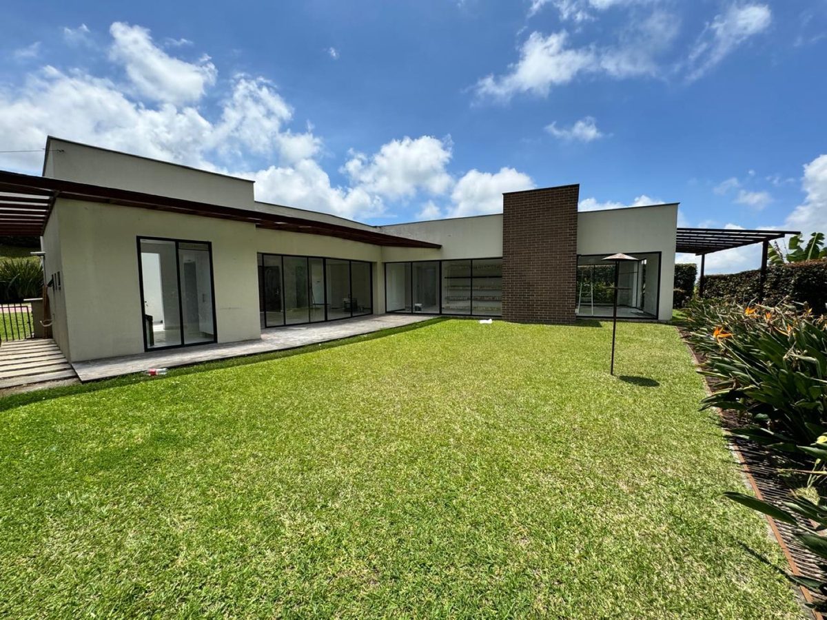 Fachada de casa campestre moderna en un conjunto de Manizales