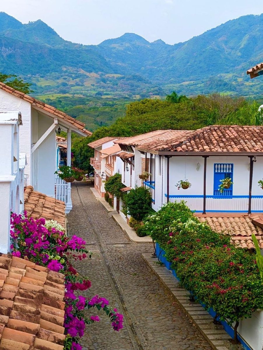 Calle de un pueblo patrimonio del Eje Cafetero