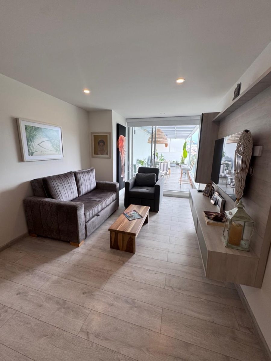 Sala amoblada con acabados cálidos