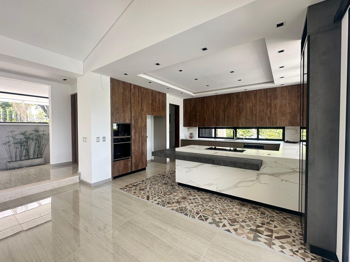 Cocina abierta de diseño con isla