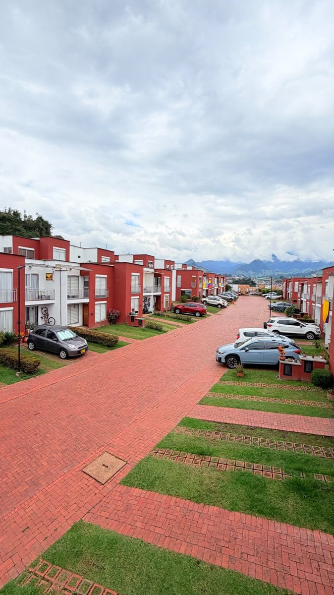 Conjunto residencial en Bella Suiza, Manizales, con vista a las montañas