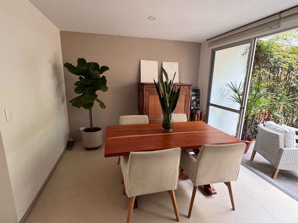 Sala amplia con vista verde en San Marcel, Manizales